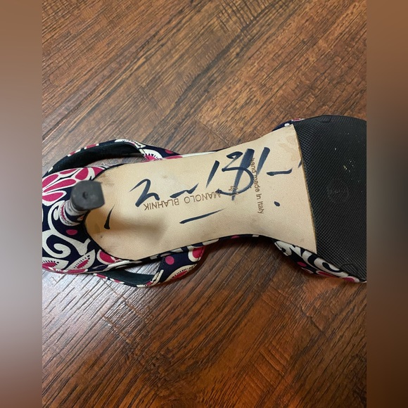 100% authentic autographed Manolo Blahnik pumps - Picture 2 of 6